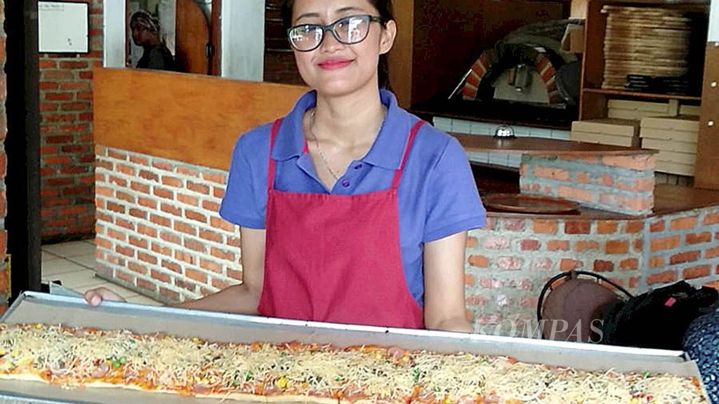 Di Kota Bogor, Jawa Barat, tawaran menu raksasa disuguhkan oleh Pizza Meteran.