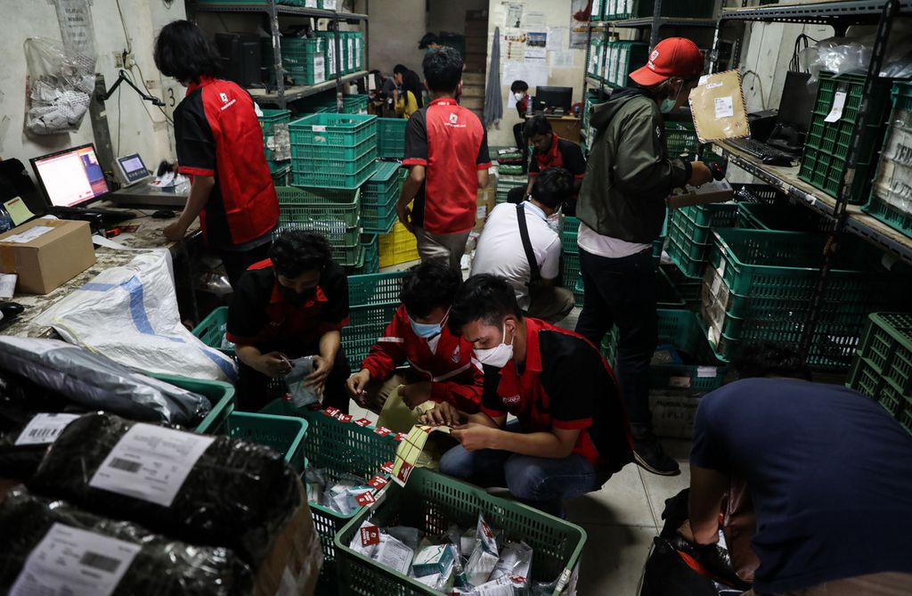Pekerja memilah dan menyiapkan paket obat isolasi mandiri sebelum dikirimkan kepada warga yang sedang menjalani isolasi mandiri karena terpapar Covid-19 di gerai jasa pengiriman di Jakarta, Kamis (22/7/2021). 