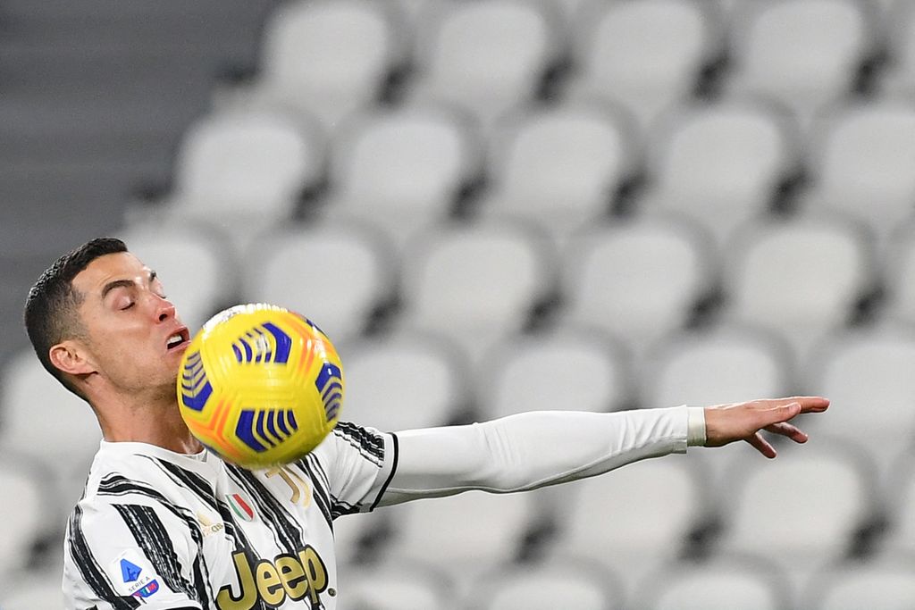 Cristiano Ronaldo ketika masih bermain untuk Juventus, mengontrol bola saat pertandingan sepak bola Serie A Italia Juventus melawan Spezia di stadion Juventus di Turin, Itali, Rabu (3/3/2021) dini hari. 