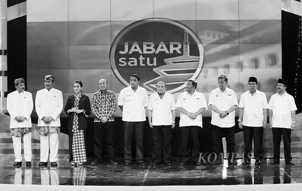 Para pasangan calon gubernur dan wakilnya mengikuti proses pengundian nomor urut pasangan peserta Pilkada Jabar 2013 di Sasana Budaya Ganesha, Bandung, Jawa Barat, Selasa (18/12/2012). 