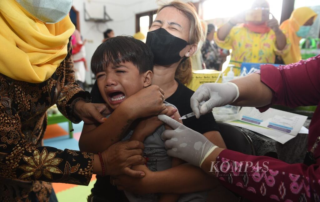 Anak menangis saat mendapatkan vaksin DPT saat Bulan Imunisasi Anak Nasional (BIAN) di Posyandu Anggrek Ungu 2, Kecamatan Wonocolo, Kota Surabaya, Jawa Timur, Selasa (2/8/2022). 