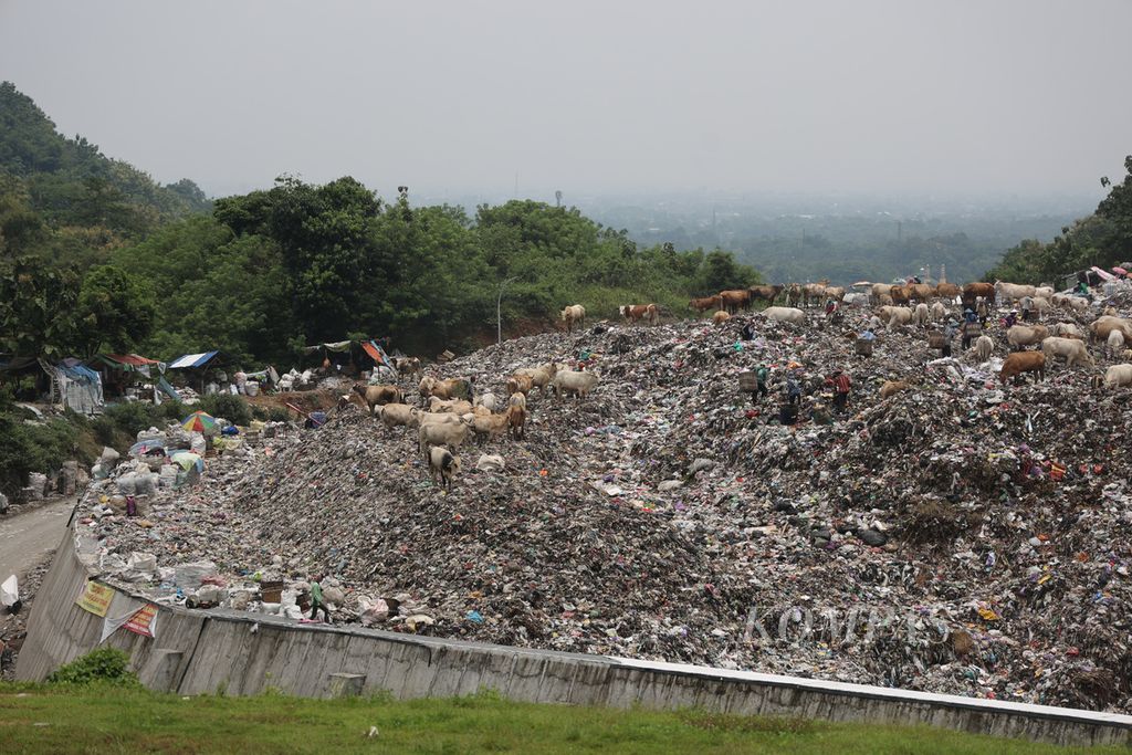 Aktivitas pembuangan sampah di TPA Regional Piyungan, Kabupaten Bantul, DIY, Selasa (28/2/2023). 