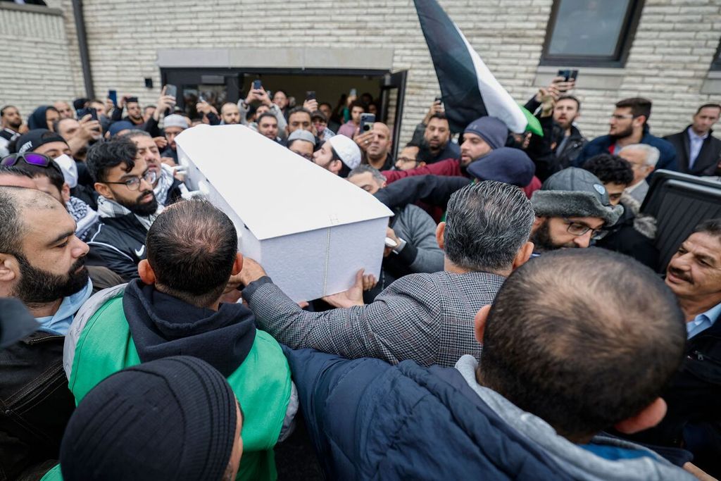 Kerumunan pelayat membawa peti jenazah Wadea Al-Fayoume (6) seusai shalat jenazah di Masjid Foundation, Senin (16/10/2023), di Bridgeview, Negara Bagian Illinois, Amerika Serikat. 