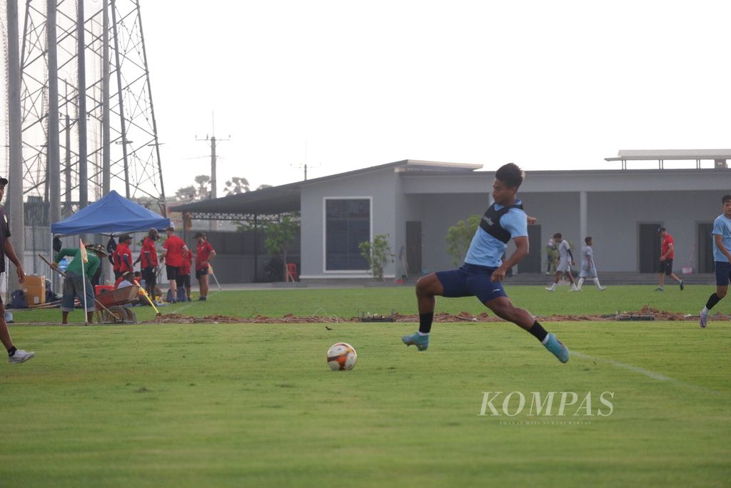 Penyerang tim sepak bola U-22 Indonesia, Irfan Jauhari, mencoba menyontek bola hasil umpan silang rekannya dalam sesi latihan jelang di Kompleks Pusat Latihan Visakha FC, Rabu (3/5/2023). "Garuda Muda" akan menghadapi Myanmar pada laga kedua Grup A SEA Games Kamboja 2023