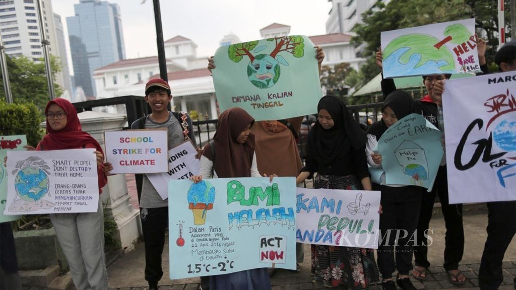 Sejumlah remaja menggelar aksi damai tentang bahaya bencana perubahan iklim di depan Gedung Balai Kota DKI Jakarta, Jumat (15/3/2019). Aksi mereka terinspirasi dari gerakan yang dilakukan aktivis remaja asal Swedia, 