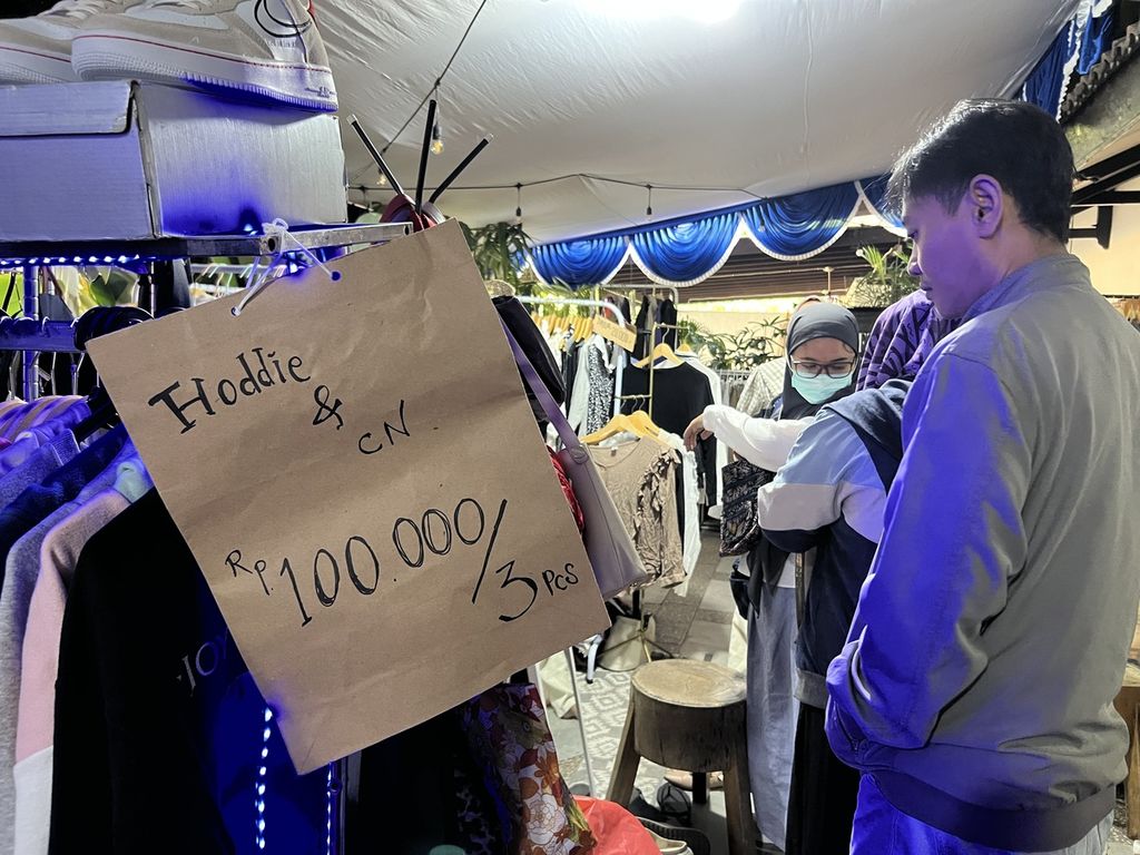 Sejumlah pembeli saat membeli pakaian bekas impor Bazar Ramadhan Thrift Market Day di pinggir Jalan Lapangan Tembak No 10A, Cibubur, Jakarta Timur, Minggu (9/4/2023) sore.