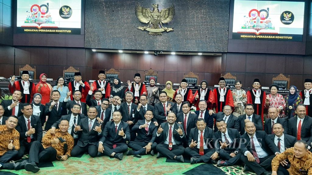 Para pegawai Mahkamah Konstitusi berfoto bersama dengan sembilan hakim konstitusi seusai Rapat Sidang Pleno Khusus Peringatan HUT Ke-20 MK, di Gedung MK, Jakarta, Kamis (10/8/2023).