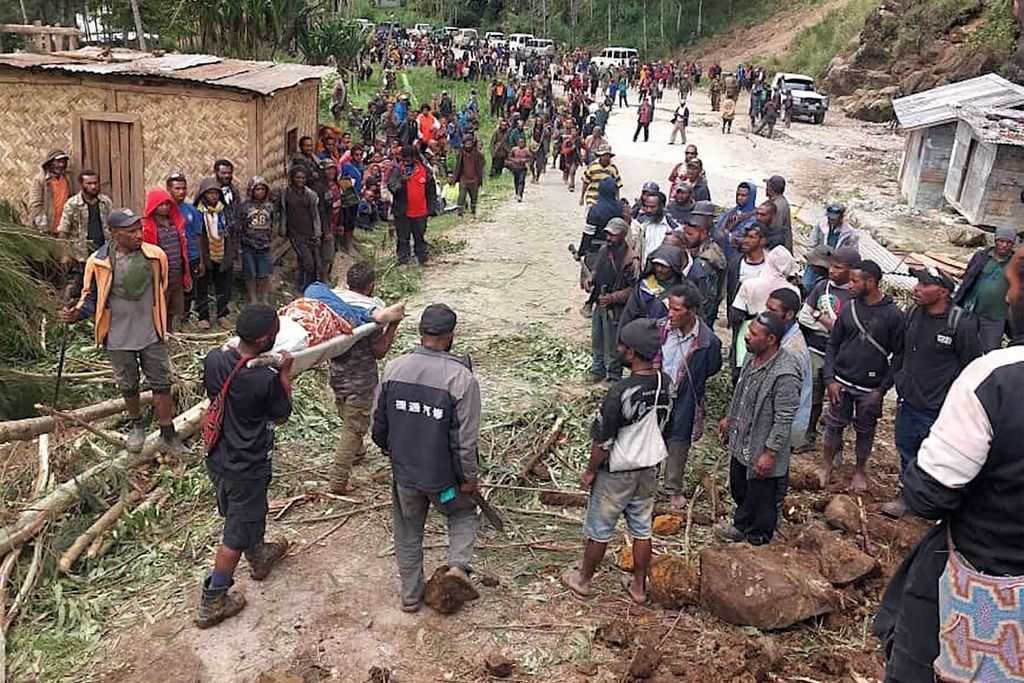 The rescue team lifted residents found at the landslide location in Yambali Village, Enga Province, Papua New Guinea, Saturday (25/5/2024). 