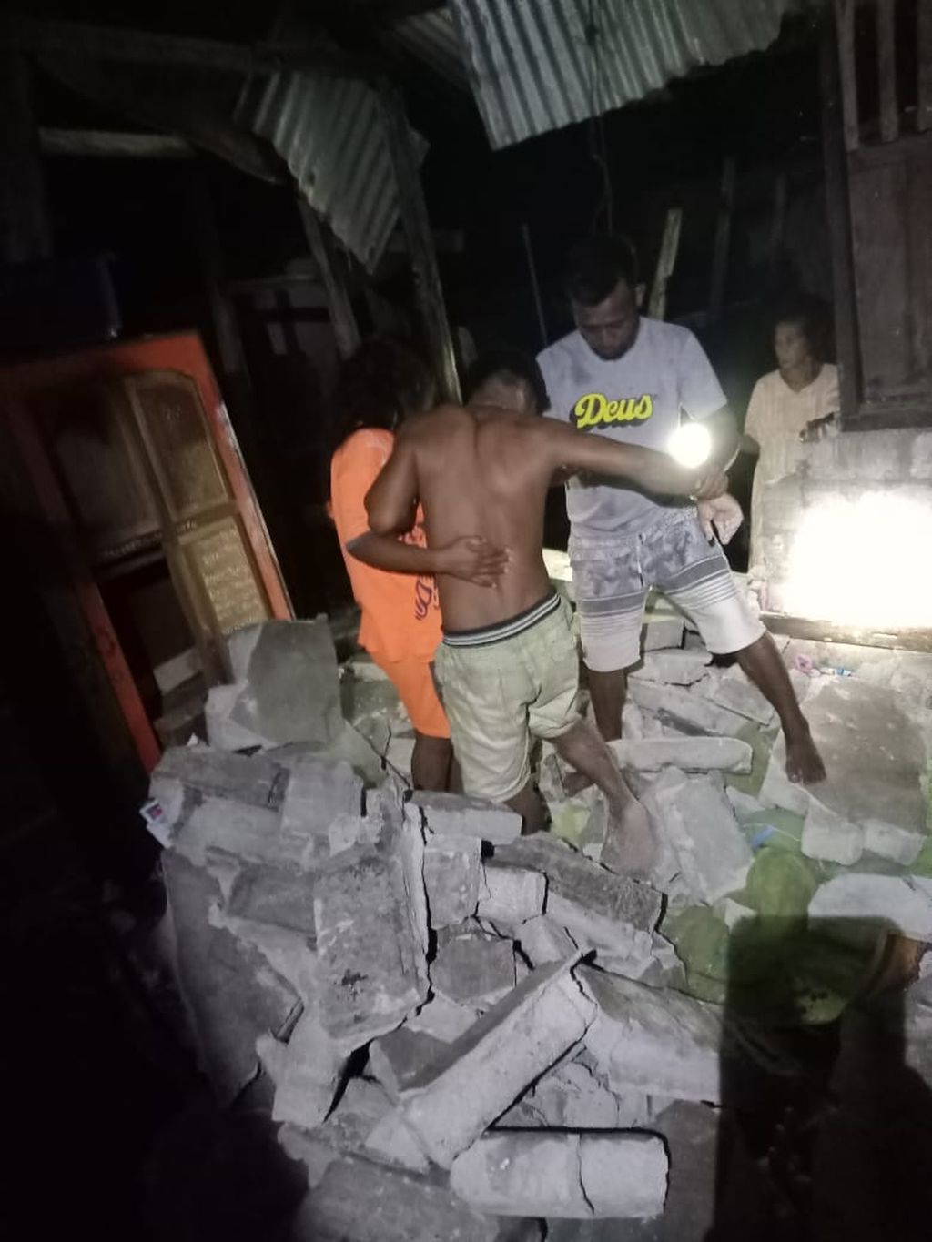 Korban yang terkena runtuhan tembok rumah akibat gempa dengan magnitudo 7,9 di Laut Banda, Maluku, Selasa (10/1/2023). Korban itu ada di Desa Romnus, Kecamatan Wuarlabobar, Kabupaten Kepulauan Tanimbar. 