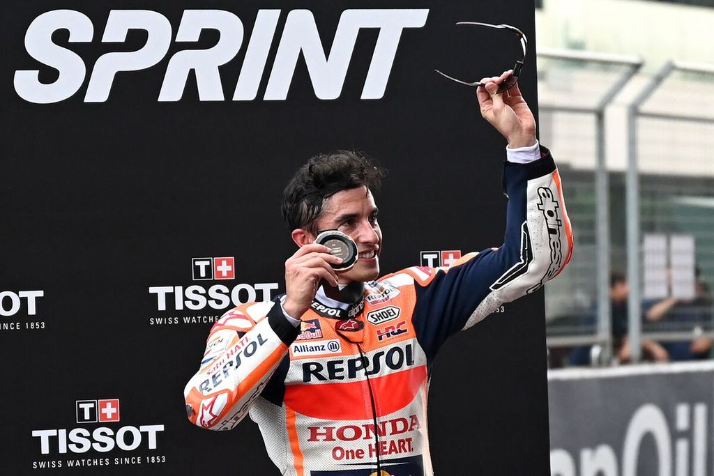 Pebalap Repsol Honda Marc Marquez merayakan keberhasilannya meraih podium pada balapan sprint MotoGP seri India di Sirkuit Buddh, Greater Noida, Sabtu (23/9/2023).