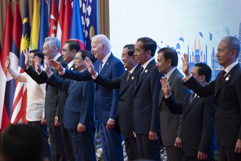 Presiden Amerika Serikat Joe Biden (tengah) bersama sejumlah pemimpin negara anggota ASEAN, melambaikan tangan pada sesi foto KTT ASEAN di Hanoi, Kamboja, Sabtu (12/10/2022). Pada KTT ASEAN 43 di Jakarta, BIden berhalangan hadir dan akan langsung menuju ke Vietnam usai ikut serta pada KTT G20 di New Delhi, India.  