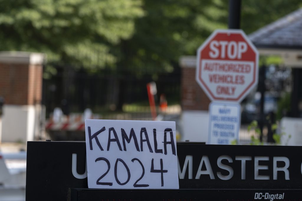 Sebuah kertas yang bertuliskan Kamala 2024 dipasang di salah satu lokasi tidak jauh dari kediaman Wakil Presiden AS Kamala Harris di Washington, Minggu (21/7/2024). Harris mendapatkan dukungan dari Joe Biden, Presiden AS, untuk maju bertarung menghadapi Donald Trump pada pemilihan presiden AS November mendatang.  