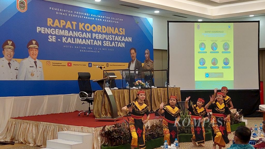 Pertunjukan tarian dalam acara pembukaan Rapat Koordinasi Pengembangan Perpustakaan Se-Kalimantan Selatan di Banjarmasin, Senin (23/5/2022).