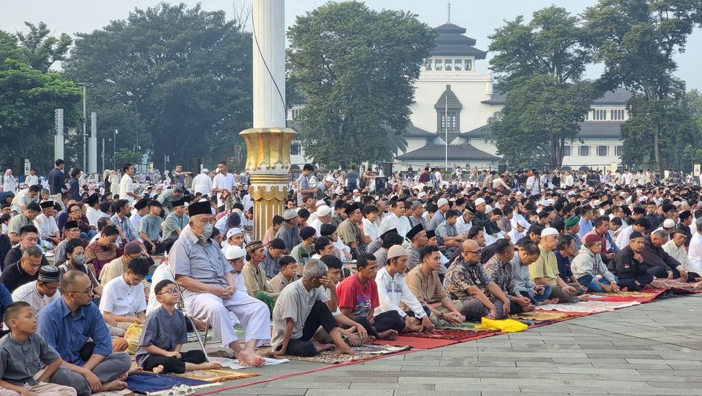 Ribuan warga melaksanakan shalat Idul Fitri 1445 Hijriah di Lapangan Gasibu, Kota Bandung, Jawa Barat, Rabu (10/4/2024)