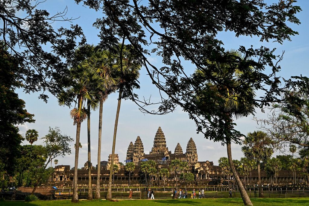Foto yang diambil pada 7 April 2022 memperlihatkan bangunan kompleks candi Angkor Wat, Kamboja. Setelah dua tahun terakhir sepi dari pengunjung, termasuk wisatawan, kini candi yang baru menjalani sejumlah renovasi, mulai bergairah kembali menerima kunjungan.