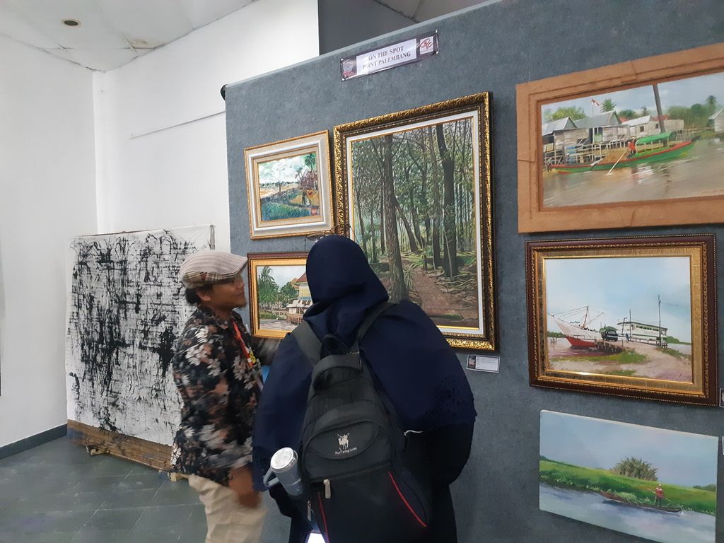 Beberapa pengunjung sedang melihat karya seni di sebuah pameran karya seni bertajuk ”Ekspresi Musi” di Taman Budaya, Jakabaring, Palembang, Sumatera Selatan, Selasa (30/5/2023). Ada 148 karya seni dari 48 seniman yang tergabung dalam 12 komunitas di Sumsel. 