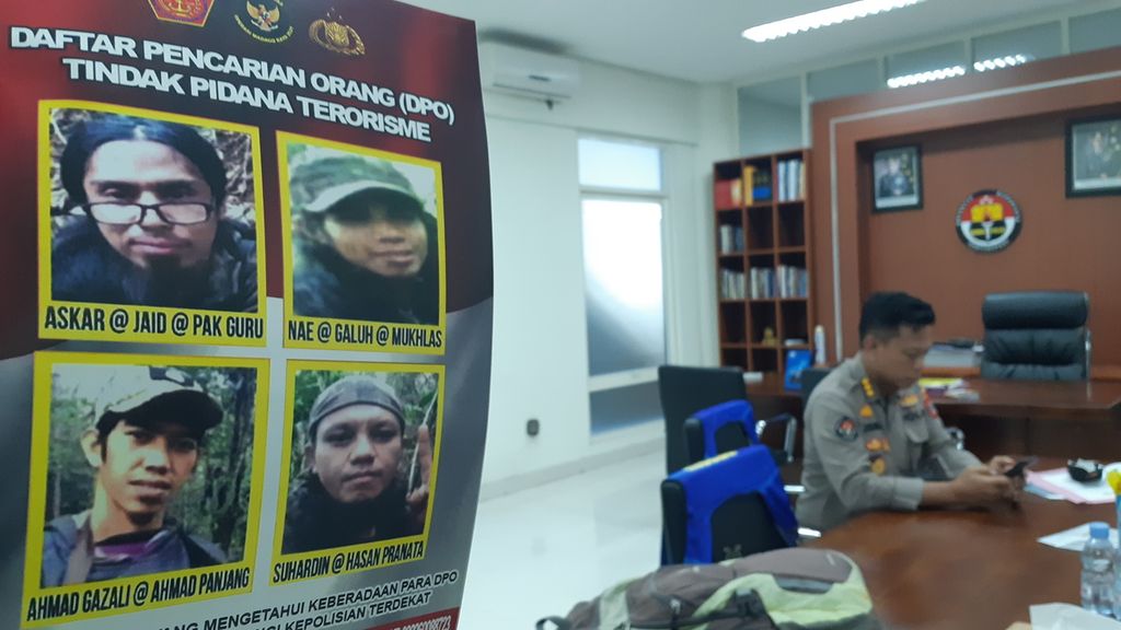 Tampak foto Ahmad Gazali alias Ahmad Panjang (kiri, bawah), anggota daftar pencarian orang (DPO) terorisme, yang tewas ditembak Satuan Tugas Operasi Tinombala di Kabupaten Parigi Moutong, Sulawesi Tengah, Selasa (4/1/2022).