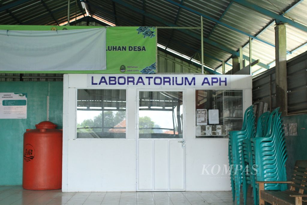 Portrait of the Biological Control Agent (APH) Laboratory in Tegalkarang Village, Palimanan District, Cirebon Regency, West Java, Wednesday (28/2/2024). In the laboratory, Rojai, a local farmer, developed microorganisms, such as <i>Trichoderma sp</i>, to control plant pests.