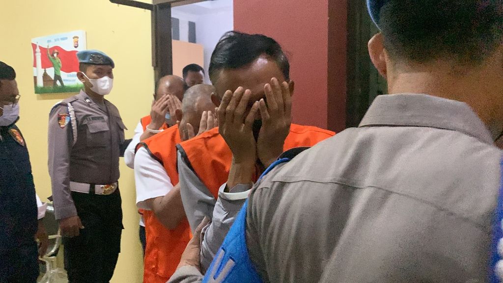 Para tersangka korupsi pengadaan lahan stasiun peralihan antara (SPA) pada Dinas Lingkungan Hidup Kabupaten Serang hadir di Kepolisian Daerah Banten, Senin (30/5/2022).