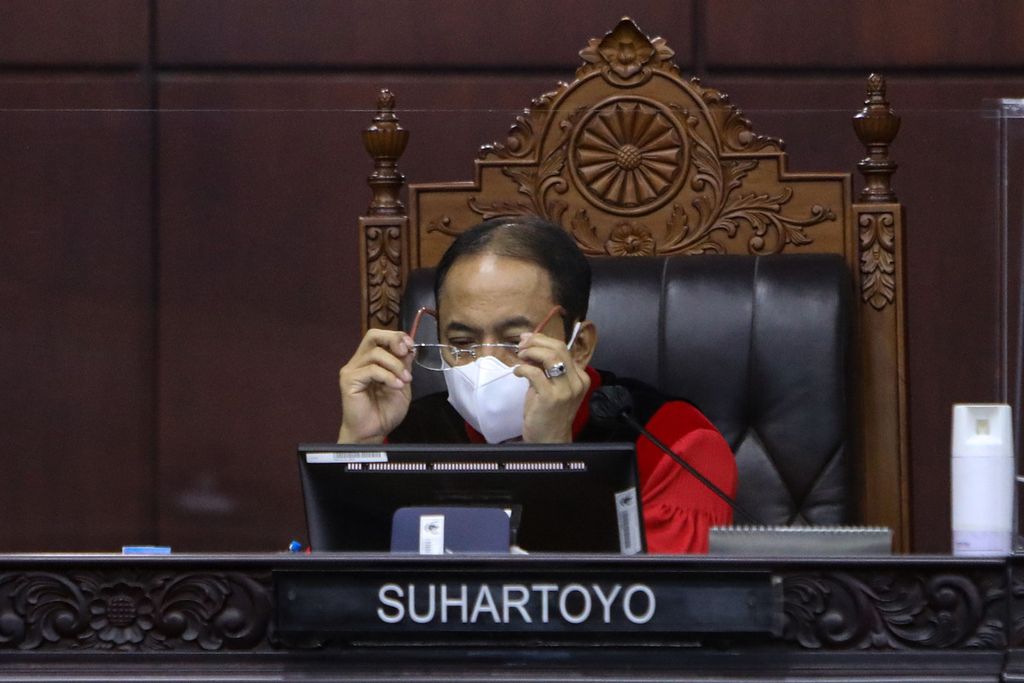 Hakim Mahkamah Konstitusi, Suhartoyo, mengikuti persidangan dengan agenda pembacaan putusan perkara di Gedung MK, Jakarta, Rabu (20/4/2022). Pada persidangan ini, hakim MK memutus 14 perkara, di antaranya konstitusionalitas pengisian kekosongan pejabat kepala daerah yang diangkat berasal dari jabatan pimpinan tinggi madya/pratama, <i>presidential threshold</i>, dan pemotongan masa jabatan kepala daerah karena pelaksanaan pemilu serentak.