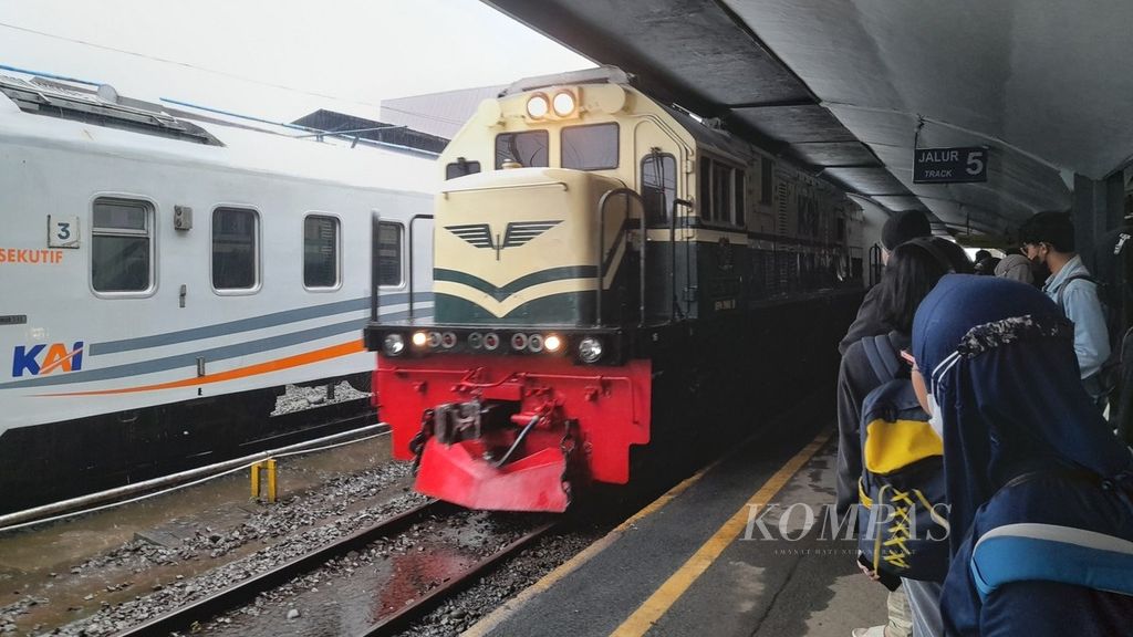 Kereta api Tawangalun tujuan Malang-Banyuwangi dengan lokomotif bercorak klasik melaju dari Stasiun Malang Kota Lama ke Stasiun Malang, Minggu (16/4/2023) sore.