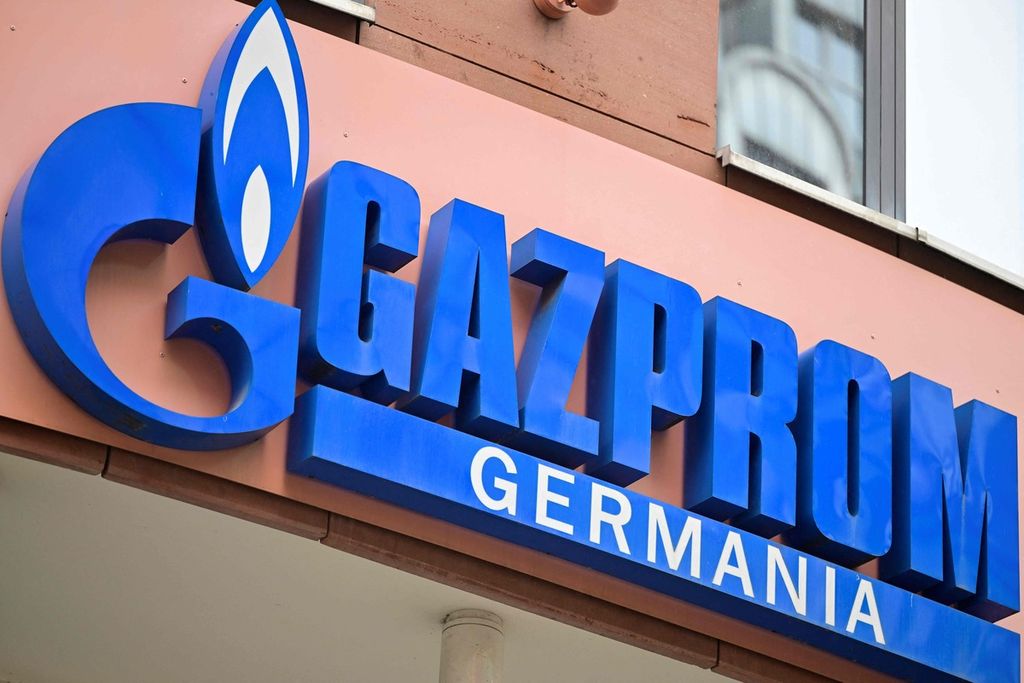 Foto yang diambil per 5 April 2022 ini menunjukkan logo perusahan gas Gazprom Germania, anak perusahaan Gazprom, di kantor pusatnya di Berlin. Jerman pada 4 April menyatakan mengambil alih kendali sementara Gazprom Germania untuk mengamankan pasokan energi dan infrastruktur penting.