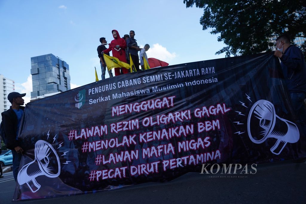 Mahasiswa yang tergabung dalam Serikat Mahasiswa Muslimin Indonesia ketika menggelar aksi  di sekitar kawasan Patung Kuda, Jakarta, menolak rencana pemerintah menaikkan harga bahan bakar minyak bersubsidi, Kamis (1/9/2022). 