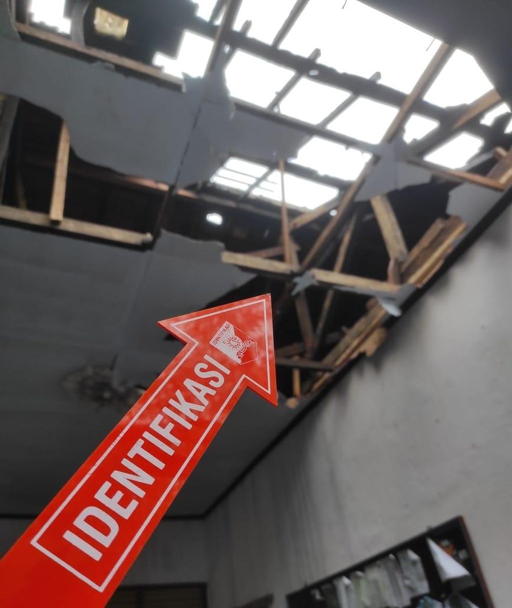 Kerusakan atap ruang kelas akibat kebakaran yang terjadi di SMP Negeri 2 Pringsurat, Selasa (27/6/2023) dini hari.