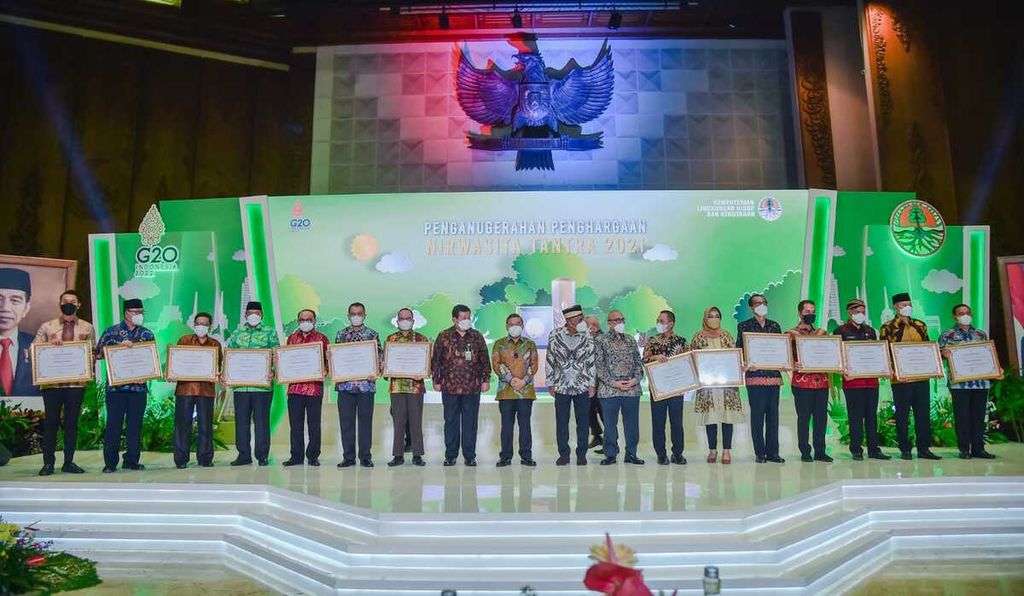 Para penerima penghargaan Nirwasita Tantra 2021 di Gedung Manggala Wanabakti, Kementerian Lingkungan Hidup dan Kehutanan (KLHK), Jakarta, Rabu (20/7/2022).
