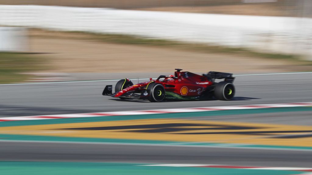 Pebalap Ferrari, Charles Leclerc, melajukan kendaraannya selama sesi uji coba pramusim Formula 1 di Catalunya, Spanyol, Rabu (23/2/2022). Sejauh ini, desain mobil Ferrari F1-75 dinilai paling berani dan radikal. 