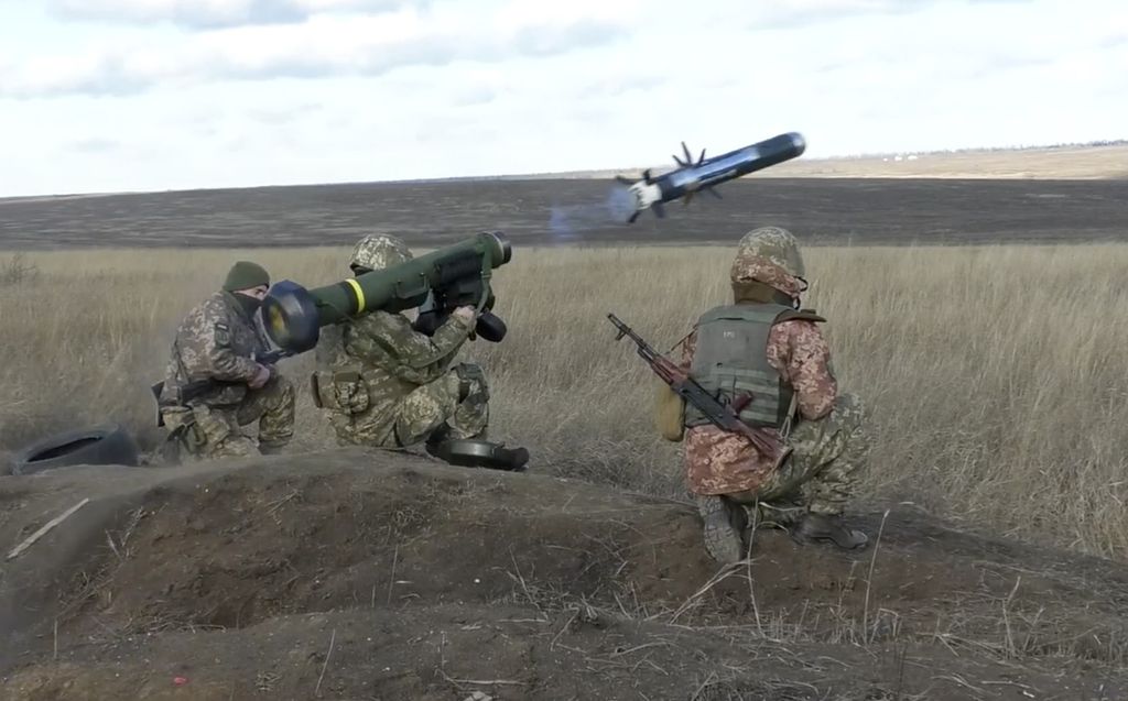 Tentara Ukraina berlatih menggunakan rudal antitank buatan Amerika Serikat, Javelin, di kawasan Donetsk, 12 Januari 2022. Sejak 2014, AS mengucurkan lebih dari 2,5 miliar dollar AS untuk membantu pertahanan Ukraina.