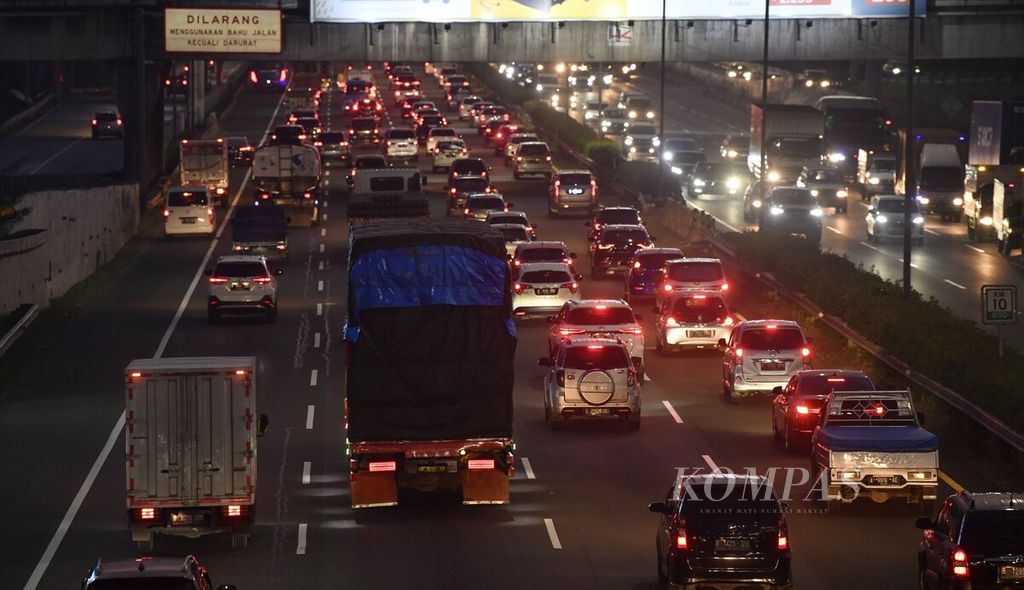 Kendaraan memadati Jalan Tol Jakarta-Tangerang di kawasan Karang Tengah, Kota Tangerang, Banten, Selasa (29/3/2022). 