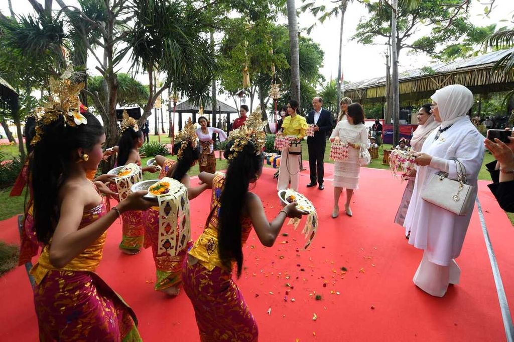 Ibu Negara Iriana Joko Widodo (dua dari kanan) saat mengajak para pendamping pemimpin negara-negara G20 melihat beragam aktivitas budaya dari sejumlah daerah di Tanah Air yang digelar di Sofitel Bali Nusa Dua Beach Resort, Selasa (15/11/2022).