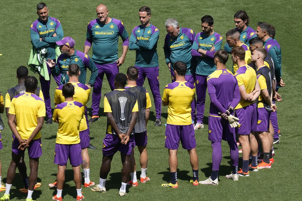 Pelatih Fiorentina Vincenzo Italiano memberi instruksi kepada pemain saat sesi latihan di Stadion Aghia Sophia, Athena, Yunani, Selasa (28/5/2024), menjelang pertandingan final Liga Konferensi Eropa antara Fiorentina dan Olympiacos, Kamis (30/5/2024) dini hari WIB. 