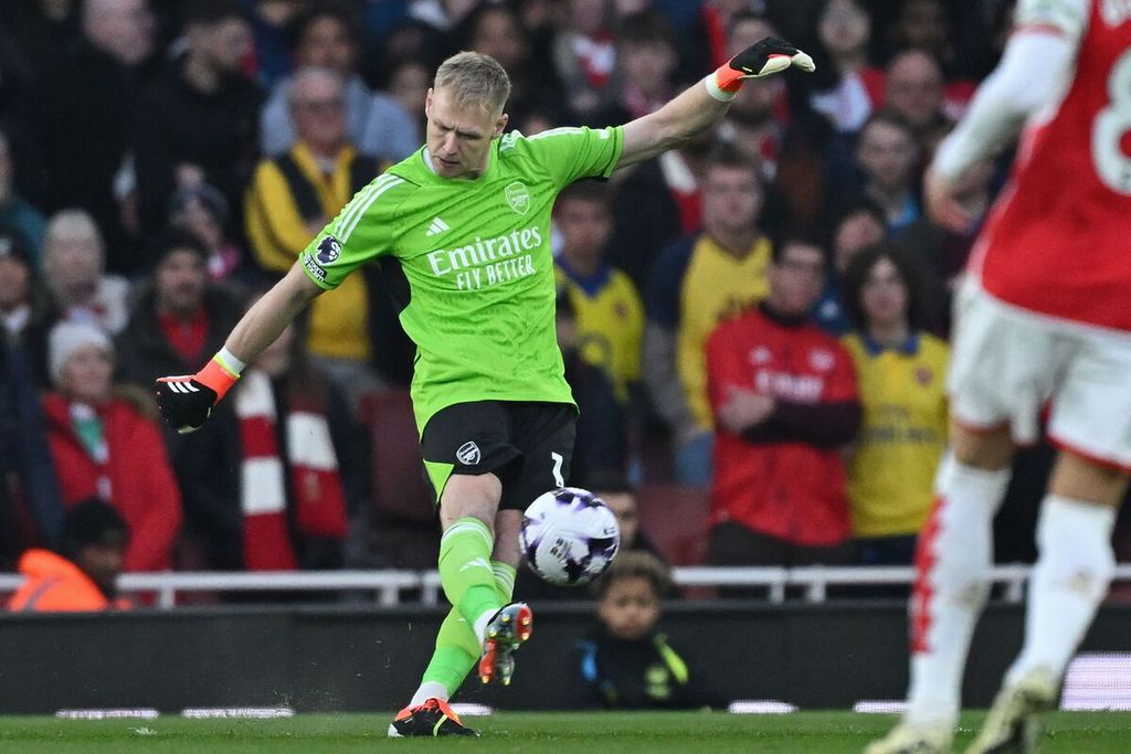 Penjaga gawang Arsenal, Aaron Ramsdale, menendang bola saat pertandingan Liga Inggris antara Arsenal dan Brentford di Stadion Emirates, London, Minggu (10/3/2024) dini hari WIB. Arsenal mengalahkan Brentford, 2-1. 