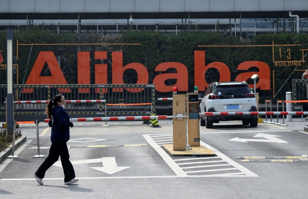 Seorang perempuan melintas di depan kantor Alibaba, China, 2020.  