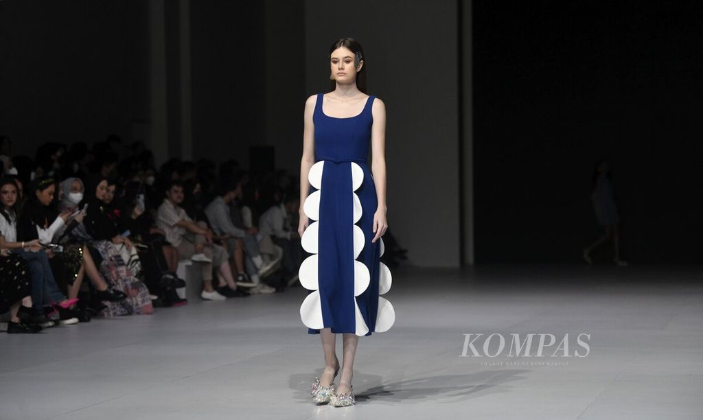 Model membawakan busana karya Peggy Hartanto pada segmen Dewi Fashion Knight 'Fashion Mutation' dalam Jakarta Fashion Week (JFW) 2023 di City Hall Pondok Indah Mall 3, Jakarta, Sabtu (29/10/2022).