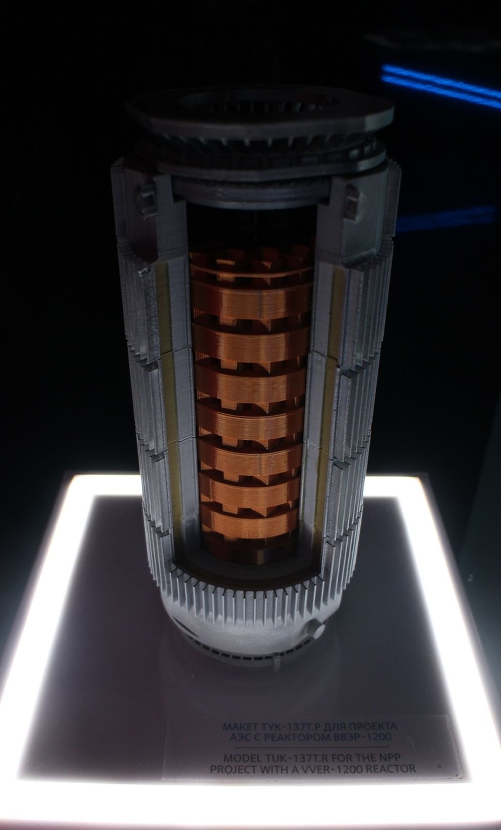 Penampang reaktor inti nuklir model VVER atau dalam bahasa Inggris dikenal dengan istilah <i>water-water power reactor</i> (WWER). Reaktor berdaya listrik 1.200 megawatt ini dipamerkan dalam forum ATOMEXPO XII 2022 yang digelar pada 21-22 November 2022 di Park of Science and Art Federal Territory Sirius di Sochi, wilayah Krasnodar, Rusia.