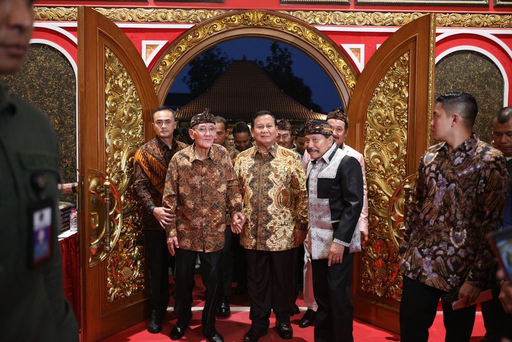 Former Vice President General (Ret.) Try Sutrisno, Defense Minister Prabowo Subianto, and former Head of the State Intelligence Agency (BIN) General (Ret.) AM Hendropriyono (from left to right) entered the Replika Keraton Majapahit building in Jakarta on Tuesday evening (7/5/2024).