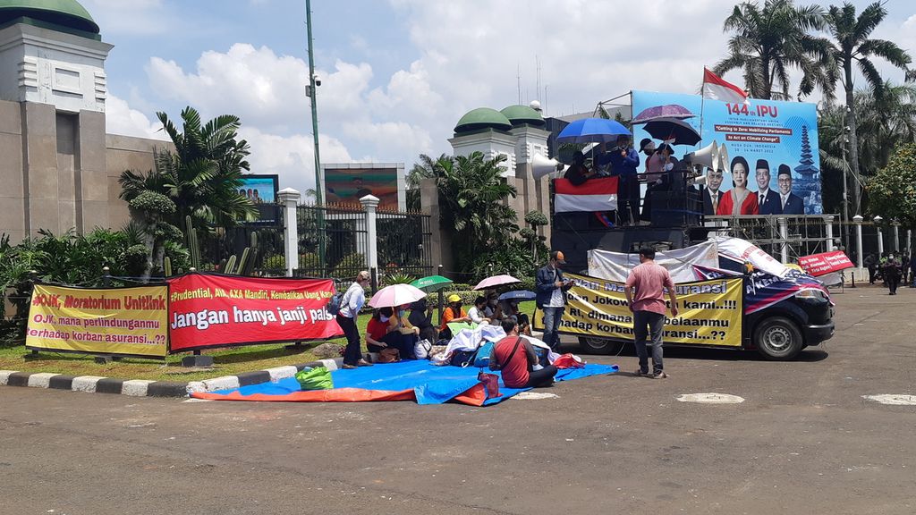 Sebanyak 20 orang dari Komunitas Korban Asuransi berunjuk rasa di depan Gedung DPR, Jakarta, Kamis (24/3/2022). Mereka meminta DPR membantu mediasi pertemuan dengan perusahaan asuransi agar mendorong pelunasan uang yang mereka yakini sebagai haknya.