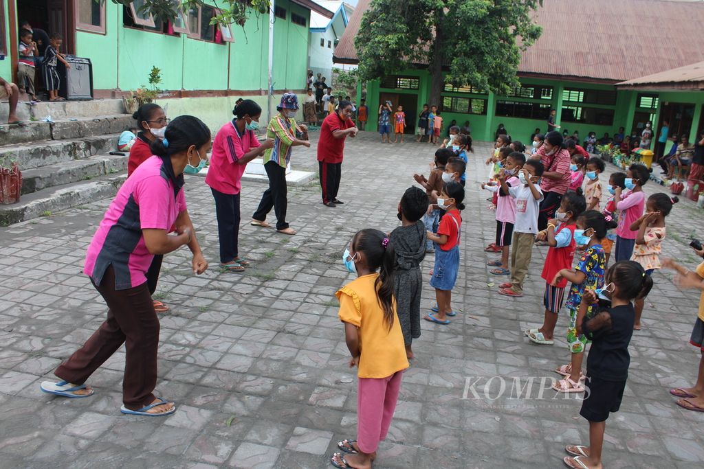 Anak-anak terdampak erupsi Gunung Lewotobi Laki-laki diajak bermain di kompleks SMP Negeri 1 Wulanggitang, Desa Boru, Kecamatan Wulanggitang, Kabupaten Flores Timur, Nusa Tenggara Timur, pada Jumat (5/1/2024). 