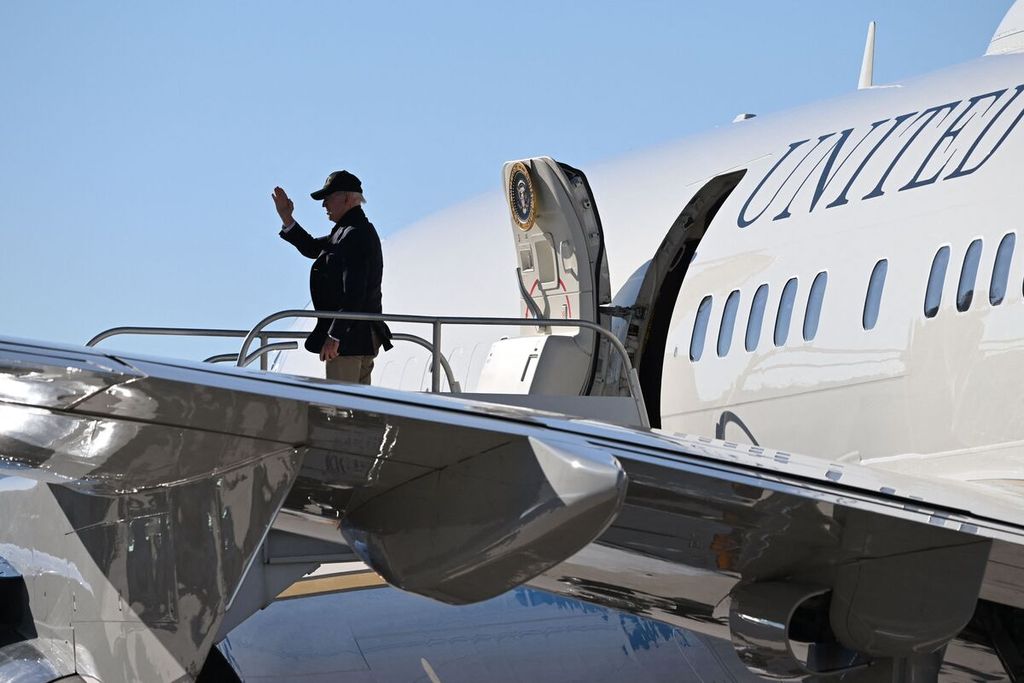 Presiden AS Joe Biden melambaikan tangan saat akan memasuki pesawat kepresidenan Air Force One di Bandar Udara Eagle County, Vail, Colorado, AS, Rabu (12/10/2022). 