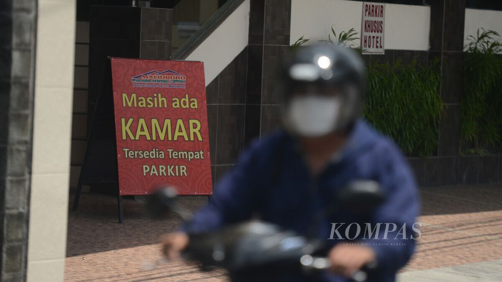 Suasana lengang terlihat di kawasan tempat penginapan di sekitar Jalan Malioboro, Yogyakarta, Rabu (18/8/2021). 