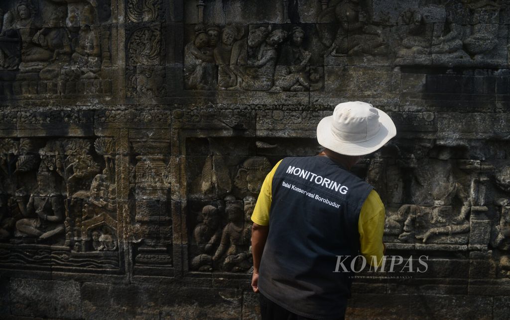 Anggota staf dari Balai Konservasi Candi Borobudur memeriksa kerusakan relief candi yang dibebabkan karena faktor alam dan kesengajaan oleh manusia di Candi Borobudur, Kabupaten Magelang, Jawa Tengah, Selasa (7/6/2022). 