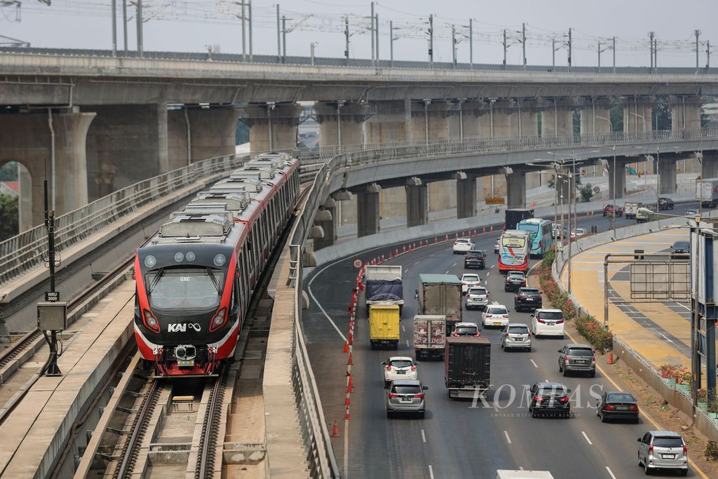 LRT Jabodebek meninggalkan Stasiun LRT Halim, Jakarta, Senin (2/10/2023). Mulai 1 Oktober 2023, LRT Jabodebek mulai memberlakukan tarif promo kedua. Tarif promo baru tersebut dikenakan tarif minimal Rp 3.000 dan maksimal Rp 20.000. Tarif akan bertambah Rp 700 untuk setiap kilometernya. 