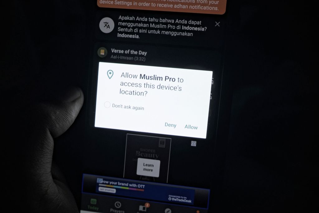 Tampilan awal instalasi aplikasi Muslim Pro dari layar gawai saat diakses di Jakarta, Jumat (20/11/2020). Aplikasi ini meminta akses lokasi pengguna untuk penyempurnaan sejumlah fitur, seperti informasi arah kiblat dan waktu shalat.