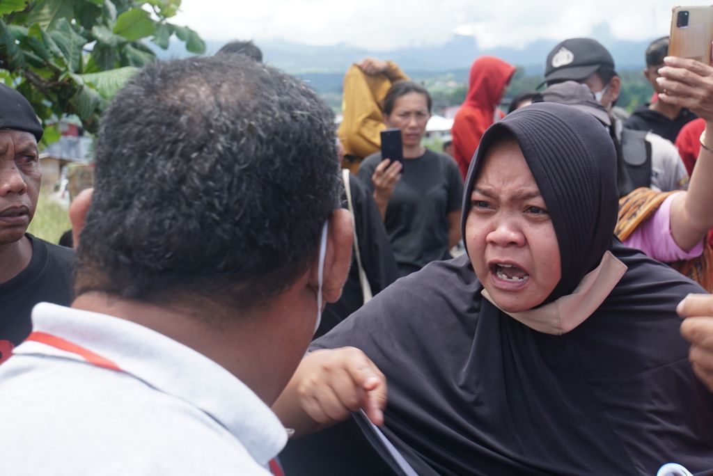 Warga meluapkan kemarahan dan penolakannya terhadap proyek reklamasi di Pantai Malalayang 1, Manado, Sulawesi Utara, September 2022.