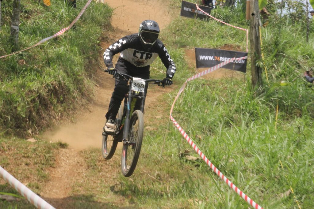 Seorang atlet downhill tengah menaklukkan jalur Umbaran Bike Park di Desa Sidoluhur, Kecamatan Lawang, Kabupaten Malang, Jawa Timur, dalam final 76 Indonesian Downhill 2022, Minggu (18/9/2022).
