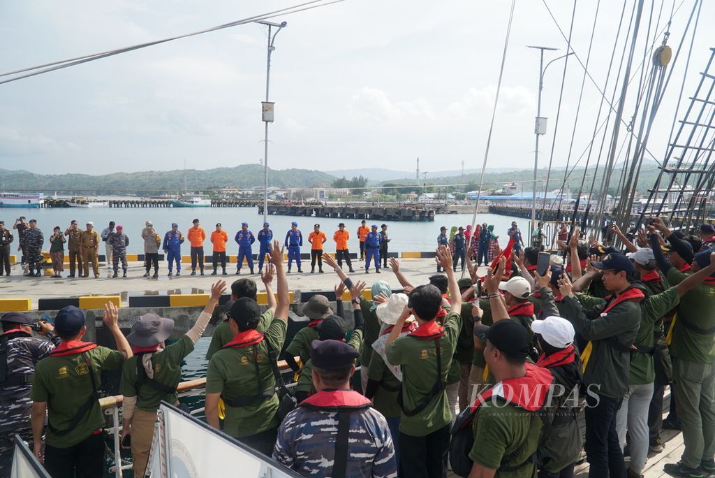Rombongan Muhibah Budaya Jalur Rempah 2023 melambaikan tangan dari KRI Dewaruci kepada tuan rumah yang menyambut sebelum merapat di dermaga Pelabuhan Rauf Rahman Benteng, Kepulauan Selayar, Sulawesi Selatan, Selasa (28/11/2023). 
