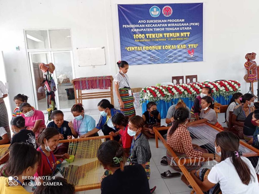 Peserta pelatihan tenun ikat sebanyak 1.000 remaja putri dan perempuan, dan ibu rumah tangga muda di Timor Tengah Utara.